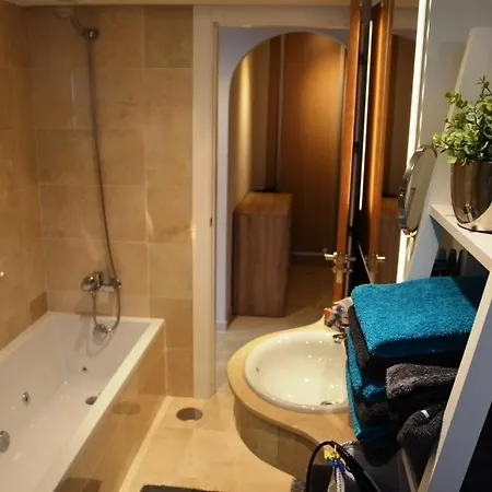 Penthouse Mit Privatem Jacuzzi In Marbella - La Mairena Apartment *