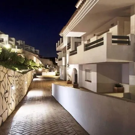 Penthouse Mit Privatem Jacuzzi In Marbella - La Mairena Apartment *